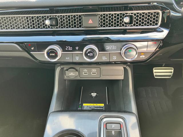 シビック ｅ：ＨＥＶ　ＨｏｎｄａＣＯＮＮＥＣＴディスプレーＡＣＣブラインドスポットインフォメーションＬＥＤヘッドフォグＥＴＣ前後ドラレコ運転席助手席パワーシートエレクトリックギアセレクター純正アルミパーキングセンサー（16枚目）