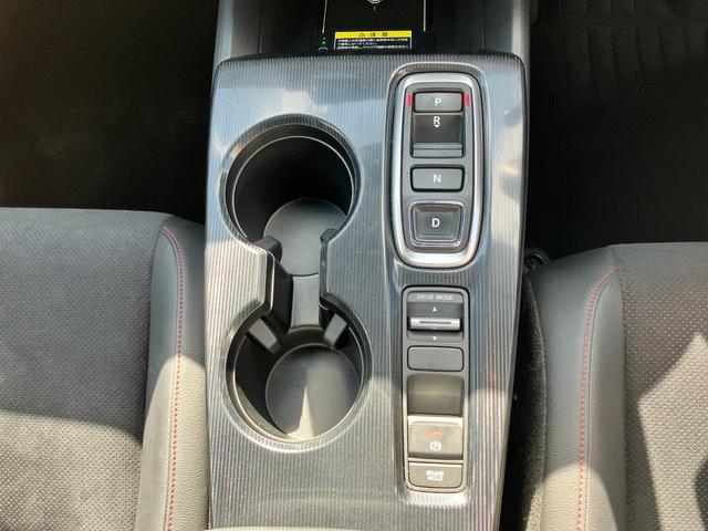 シビック ｅ：ＨＥＶ　ＨｏｎｄａＣＯＮＮＥＣＴディスプレーＡＣＣブラインドスポットインフォメーションＬＥＤヘッドフォグＥＴＣ前後ドラレコ運転席助手席パワーシートエレクトリックギアセレクター純正アルミパーキングセンサー（17枚目）