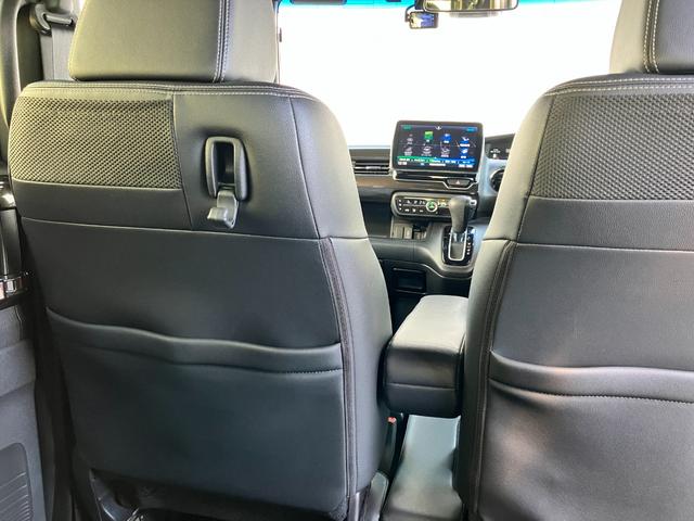 N-BOXカスタム G・Lターボホンダセンシング ACC社外フルセグナビLEDヘッドフォグRカメラETCサイドカーテンエアバッグ両側パワスラ純正アルミBTブルーレイ再生パドルシフト本革巻きステアリングスマキー(10枚目)