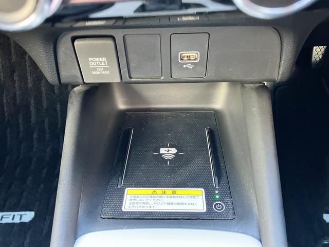 フィット e:HEVリュクス ACCフルセグナビLEDヘッドフォグRカメラETCナビ連動ドラレコ運転席助手席シートヒーター電制PパーキングセンサーオートブレーキホールドBTミュージックラックCDDVD再生ステアリングヒーター(17枚目)