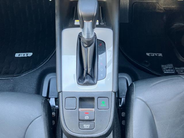 フィット e:HEVリュクス ACCフルセグナビLEDヘッドフォグRカメラETCナビ連動ドラレコ運転席助手席シートヒーター電制PパーキングセンサーオートブレーキホールドBTミュージックラックCDDVD再生ステアリングヒーター(18枚目)