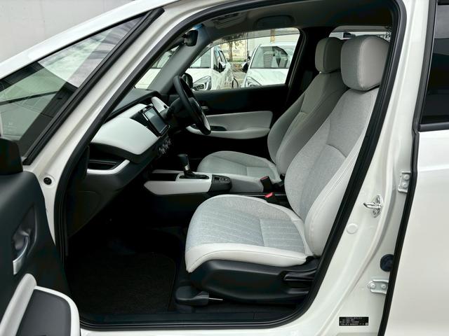 フィット ｅ：ＨＥＶホーム　ＡＣＣフルセグナビＬＥＤヘッドＲカメラＥＴＣサイドカーテンエアバッグ電制ＰオートブレーキホールドＢＴドラレコＵＳＢパーキングセンサ純正アルミ本革巻きステアリングＣＤＤＶＤ再生スマキー（6枚目）