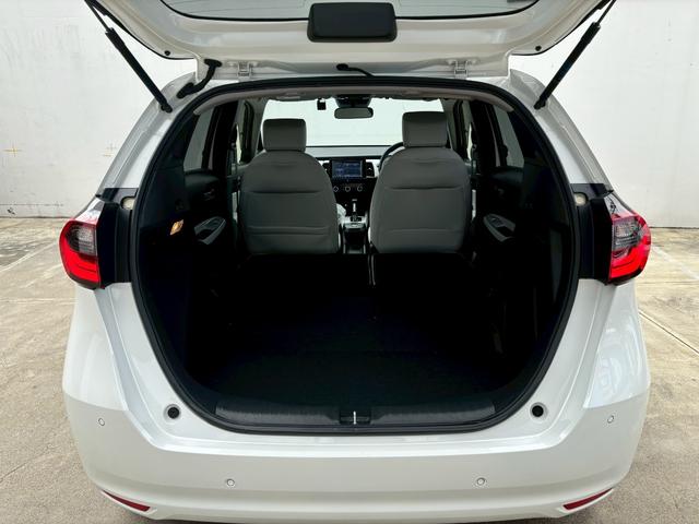 フィット ｅ：ＨＥＶホーム　ＡＣＣフルセグナビＬＥＤヘッドＲカメラＥＴＣサイドカーテンエアバッグ電制ＰオートブレーキホールドＢＴドラレコＵＳＢパーキングセンサ純正アルミ本革巻きステアリングＣＤＤＶＤ再生スマキー（10枚目）