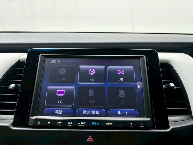 フィット ｅ：ＨＥＶホーム　ＡＣＣフルセグナビＬＥＤヘッドＲカメラＥＴＣサイドカーテンエアバッグ電制ＰオートブレーキホールドＢＴドラレコＵＳＢパーキングセンサ純正アルミ本革巻きステアリングＣＤＤＶＤ再生スマキー（13枚目）