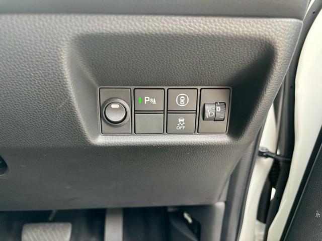 フィット ｅ：ＨＥＶホーム　ＡＣＣフルセグナビＬＥＤヘッドＲカメラＥＴＣサイドカーテンエアバッグ電制ＰオートブレーキホールドＢＴドラレコＵＳＢパーキングセンサ純正アルミ本革巻きステアリングＣＤＤＶＤ再生スマキー（17枚目）