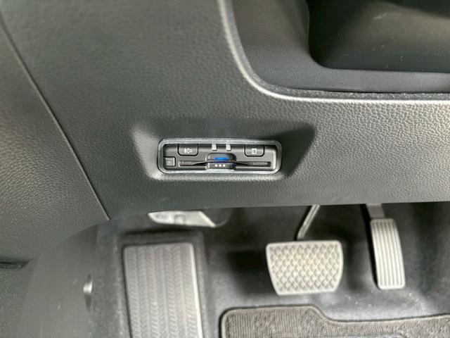 フィット ｅ：ＨＥＶホーム　ＡＣＣフルセグナビＬＥＤヘッドＲカメラＥＴＣサイドカーテンエアバッグ電制ＰオートブレーキホールドＢＴドラレコＵＳＢパーキングセンサ純正アルミ本革巻きステアリングＣＤＤＶＤ再生スマキー（18枚目）