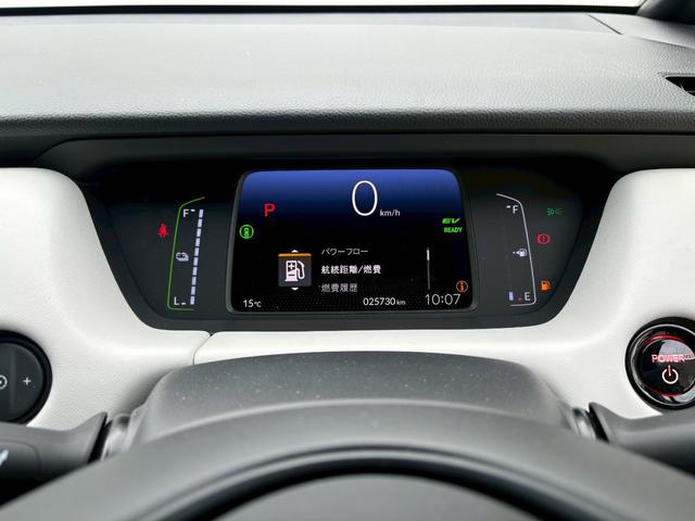 フィット ｅ：ＨＥＶホーム　ＡＣＣフルセグナビＬＥＤヘッドＲカメラＥＴＣサイドカーテンエアバッグ電制ＰオートブレーキホールドＢＴドラレコＵＳＢパーキングセンサ純正アルミ本革巻きステアリングＣＤＤＶＤ再生スマキー（21枚目）