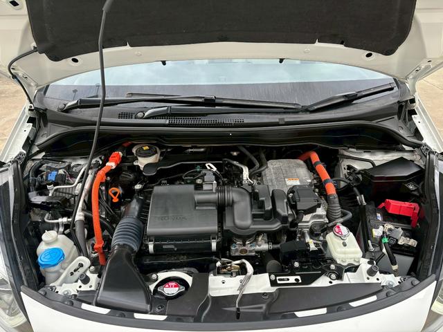 フィット ｅ：ＨＥＶホーム　ＡＣＣフルセグナビＬＥＤヘッドＲカメラＥＴＣサイドカーテンエアバッグ電制ＰオートブレーキホールドＢＴドラレコＵＳＢパーキングセンサ純正アルミ本革巻きステアリングＣＤＤＶＤ再生スマキー（23枚目）