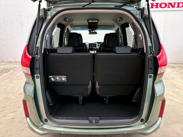 フリード G・ホンダセンシング ACCフルセグナビLEDヘッドRカメラETCドラレコ両側パワスラ運転席助手席シートヒーターリアモニターBTミュージックラックCDDVD再生オートリトラー純正アルミスマキー(8枚目)