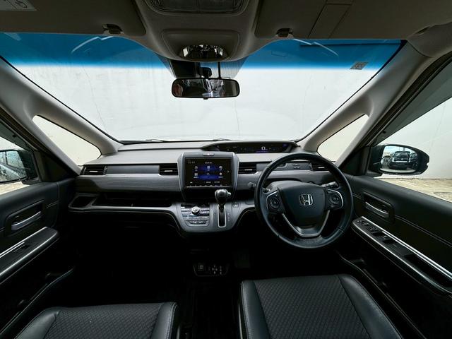 フリード G・ホンダセンシング ACCフルセグナビLEDヘッドRカメラETCドラレコ両側パワスラ運転席助手席シートヒーターリアモニターBTミュージックラックCDDVD再生オートリトラー純正アルミスマキー(15枚目)