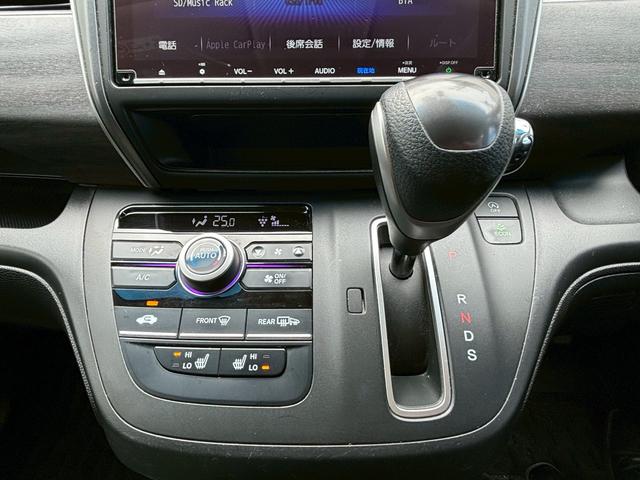 フリード G・ホンダセンシング ACCフルセグナビLEDヘッドRカメラETCドラレコ両側パワスラ運転席助手席シートヒーターリアモニターBTミュージックラックCDDVD再生オートリトラー純正アルミスマキー(16枚目)