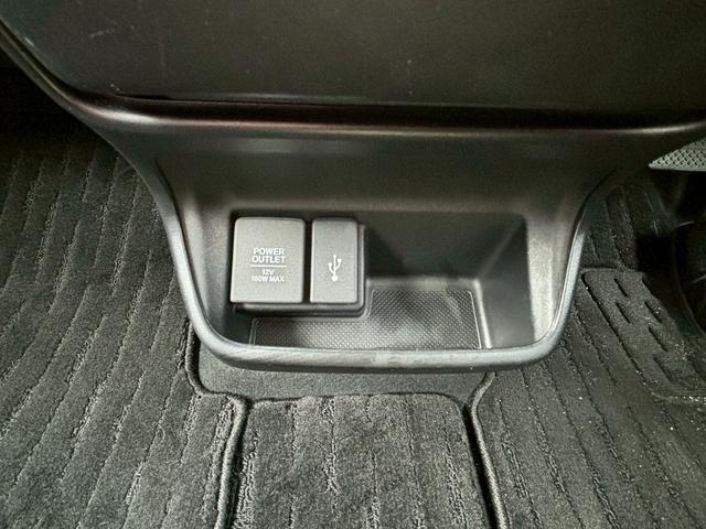 フリード G・ホンダセンシング ACCフルセグナビLEDヘッドRカメラETCドラレコ両側パワスラ運転席助手席シートヒーターリアモニターBTミュージックラックCDDVD再生オートリトラー純正アルミスマキー(18枚目)