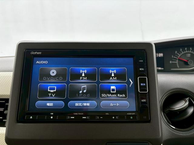 N-BOX L ACCフルセグナLEDヘッドRカメラETC左リアパワスラ電制Pオートブレーキホールド運転席助手席シートヒーターパーキングセンサーBTミュージックラックCDDVD再生USBシートバックテーブルスマキー(13枚目)