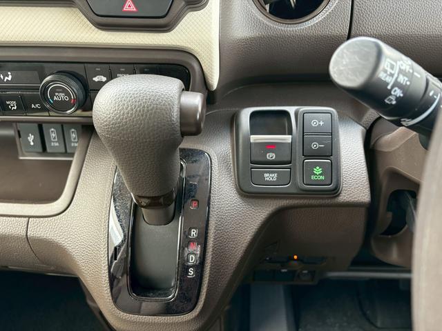 N-BOX L ACCフルセグナLEDヘッドRカメラETC左リアパワスラ電制Pオートブレーキホールド運転席助手席シートヒーターパーキングセンサーBTミュージックラックCDDVD再生USBシートバックテーブルスマキー(16枚目)