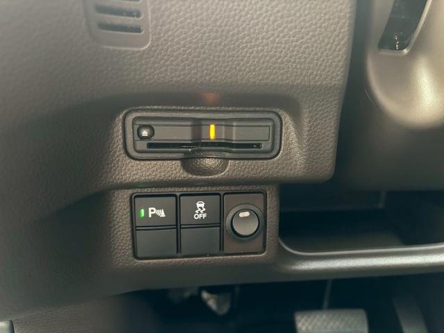 N-BOX L ACCフルセグナLEDヘッドRカメラETC左リアパワスラ電制Pオートブレーキホールド運転席助手席シートヒーターパーキングセンサーBTミュージックラックCDDVD再生USBシートバックテーブルスマキー(17枚目)