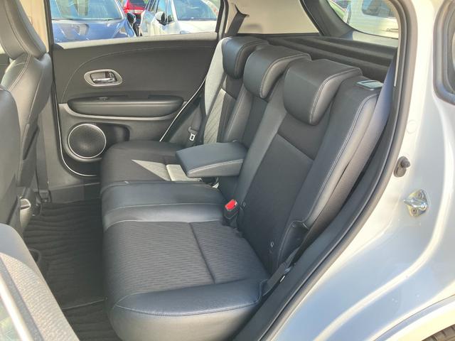 ヴェゼル ハイブリッドＺ　ＡＣＣフルセグナビＬＥＤヘッドＲカメラＥＴＣフォグランプ電制Ｐオートブレーキホールド機能サイドカーテンエアバッグ運転席助手席シートヒーターＢＴミュージックラックＣＤＤＶＤ再生ＵＳＢスマキー（8枚目）