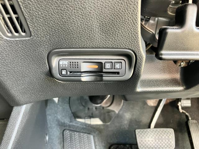 ヴェゼル ハイブリッドＺ　ＡＣＣフルセグナビＬＥＤヘッドＲカメラＥＴＣフォグランプ電制Ｐオートブレーキホールド機能サイドカーテンエアバッグ運転席助手席シートヒーターＢＴミュージックラックＣＤＤＶＤ再生ＵＳＢスマキー（23枚目）