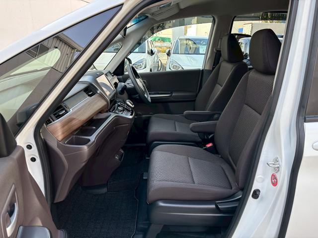 フリードハイブリッド ハイブリッド・Ｇホンダセンシング　ＡＣＣフルセグナビＬＥＤヘッドＲカメラ両側パワスラＥＴＣオートエアコンＢＴミュージックラックＣＤＤＶＤ再生ＵＳＢジャックオートリトラミラースマキー（6枚目）