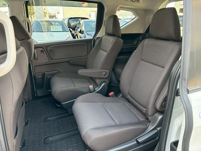 フリードハイブリッド ハイブリッド・Ｇホンダセンシング　ＡＣＣフルセグナビＬＥＤヘッドＲカメラ両側パワスラＥＴＣオートエアコンＢＴミュージックラックＣＤＤＶＤ再生ＵＳＢジャックオートリトラミラースマキー（7枚目）