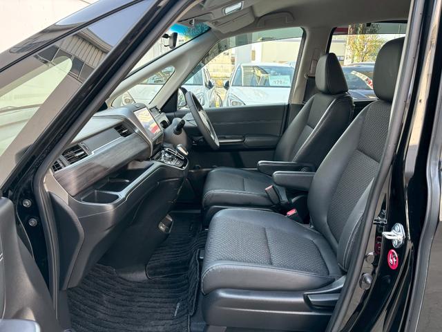 フリードハイブリッド ハイブリッド・Ｇホンダセンシング　ＡＣＣフルセグナビＬＥＤヘッドＲカメラＥＴＣサイドカーテンエアバッグＲモニター両側パワスラ運転席助手席シートヒーターＢＴミュージックラックＣＤＤＶＤ再生純正アルミ本革巻きステアリングスマキー（6枚目）