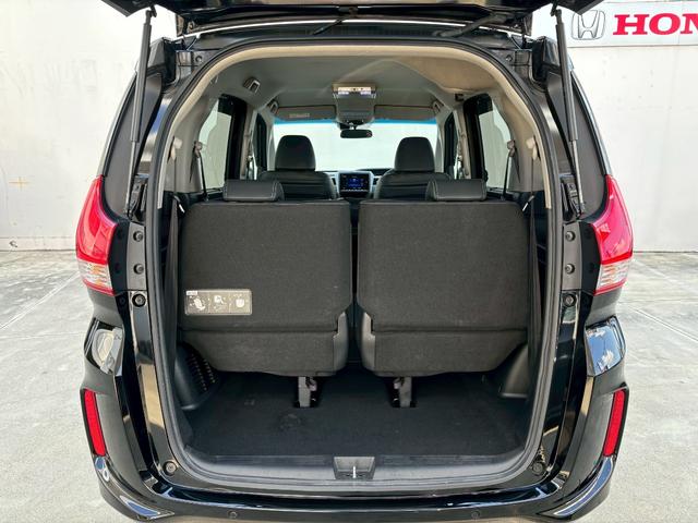 フリードハイブリッド ハイブリッド・Ｇホンダセンシング　ＡＣＣフルセグナビＬＥＤヘッドＲカメラＥＴＣサイドカーテンエアバッグＲモニター両側パワスラ運転席助手席シートヒーターＢＴミュージックラックＣＤＤＶＤ再生純正アルミ本革巻きステアリングスマキー（9枚目）