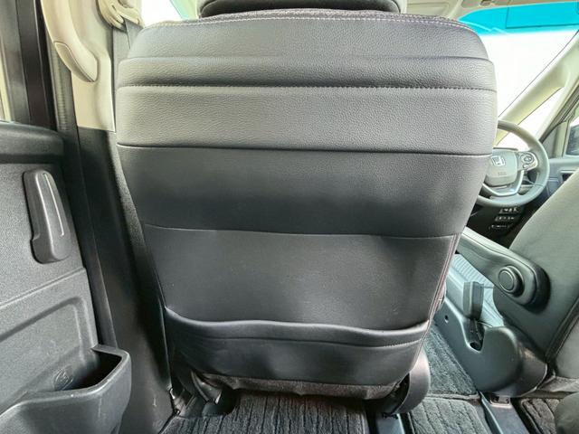 フリードハイブリッド ハイブリッド・Ｇホンダセンシング　ＡＣＣフルセグナビＬＥＤヘッドＲカメラＥＴＣサイドカーテンエアバッグＲモニター両側パワスラ運転席助手席シートヒーターＢＴミュージックラックＣＤＤＶＤ再生純正アルミ本革巻きステアリングスマキー（12枚目）