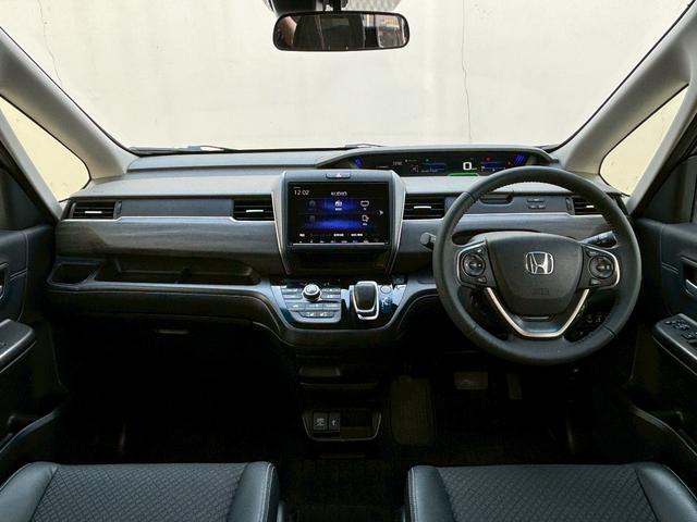 フリードハイブリッド ハイブリッド・Ｇホンダセンシング　ＡＣＣフルセグナビＬＥＤヘッドＲカメラＥＴＣサイドカーテンエアバッグＲモニター両側パワスラ運転席助手席シートヒーターＢＴミュージックラックＣＤＤＶＤ再生純正アルミ本革巻きステアリングスマキー（14枚目）