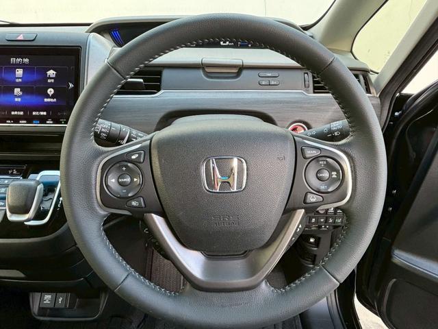 フリードハイブリッド ハイブリッド・Ｇホンダセンシング　ＡＣＣフルセグナビＬＥＤヘッドＲカメラＥＴＣサイドカーテンエアバッグＲモニター両側パワスラ運転席助手席シートヒーターＢＴミュージックラックＣＤＤＶＤ再生純正アルミ本革巻きステアリングスマキー（18枚目）