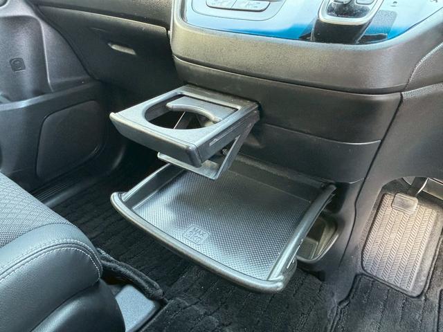 フリードハイブリッド ハイブリッド・Ｇホンダセンシング　ＡＣＣフルセグナビＬＥＤヘッドＲカメラＥＴＣサイドカーテンエアバッグＲモニター両側パワスラ運転席助手席シートヒーターＢＴミュージックラックＣＤＤＶＤ再生純正アルミ本革巻きステアリングスマキー（19枚目）