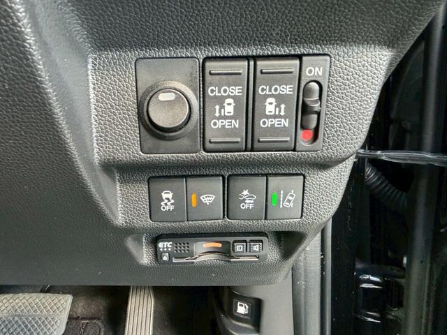 フリードハイブリッド ハイブリッド・Ｇホンダセンシング　ＡＣＣフルセグナビＬＥＤヘッドＲカメラＥＴＣサイドカーテンエアバッグＲモニター両側パワスラ運転席助手席シートヒーターＢＴミュージックラックＣＤＤＶＤ再生純正アルミ本革巻きステアリングスマキー（20枚目）