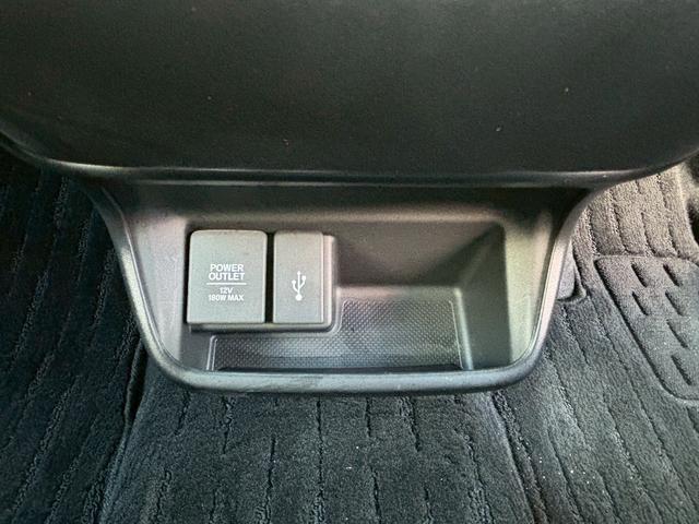 フリードハイブリッド ハイブリッド・Ｇホンダセンシング　ＡＣＣフルセグナビＬＥＤヘッドＲカメラＥＴＣサイドカーテンエアバッグＲモニター両側パワスラ運転席助手席シートヒーターＢＴミュージックラックＣＤＤＶＤ再生純正アルミ本革巻きステアリングスマキー（21枚目）