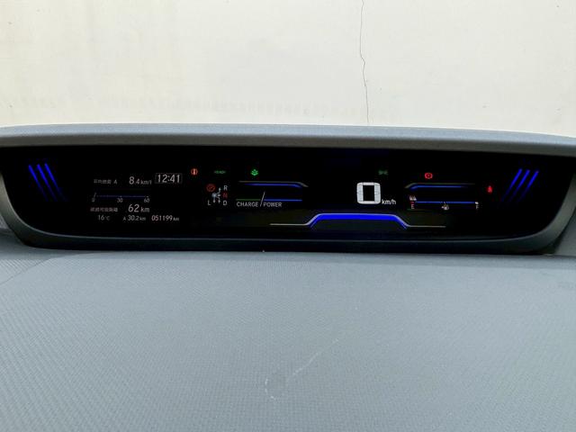 フリードハイブリッド ハイブリッド・Ｇホンダセンシング　ＡＣＣフルセグナビＬＥＤヘッドＲカメラＥＴＣサイドカーテンエアバッグＲモニター両側パワスラ運転席助手席シートヒーターＢＴミュージックラックＣＤＤＶＤ再生純正アルミ本革巻きステアリングスマキー（22枚目）