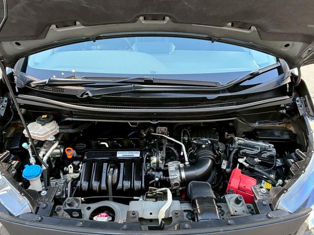 フリードハイブリッド ハイブリッド・Ｇホンダセンシング　ＡＣＣフルセグナビＬＥＤヘッドＲカメラＥＴＣサイドカーテンエアバッグＲモニター両側パワスラ運転席助手席シートヒーターＢＴミュージックラックＣＤＤＶＤ再生純正アルミ本革巻きステアリングスマキー（24枚目）