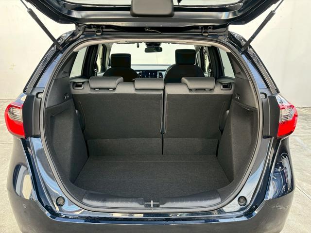 フィット ベーシック　ＡＣＣフルセグナビＥＴＣハロゲンヘッドＲカメラナビ連動前後ドラレコサイドカーテンエアバッグ電制ＰオートブレーキホールドＢＴミュージックラックＣＤＤＶＤ再生ＵＳＢスマキー（9枚目）