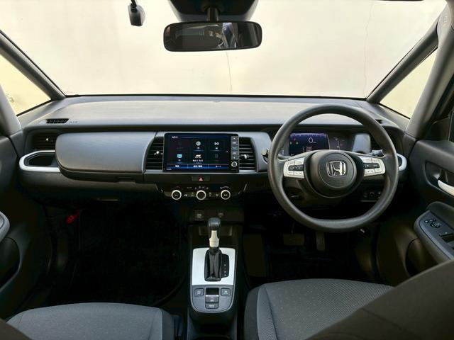 フィット ベーシック　ＡＣＣフルセグナビＥＴＣハロゲンヘッドＲカメラナビ連動前後ドラレコサイドカーテンエアバッグ電制ＰオートブレーキホールドＢＴミュージックラックＣＤＤＶＤ再生ＵＳＢスマキー（11枚目）