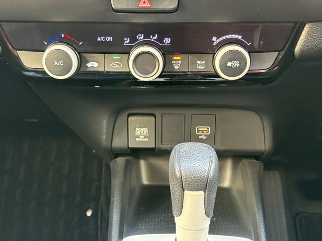 フィット ベーシック　ＡＣＣフルセグナビＥＴＣハロゲンヘッドＲカメラナビ連動前後ドラレコサイドカーテンエアバッグ電制ＰオートブレーキホールドＢＴミュージックラックＣＤＤＶＤ再生ＵＳＢスマキー（14枚目）