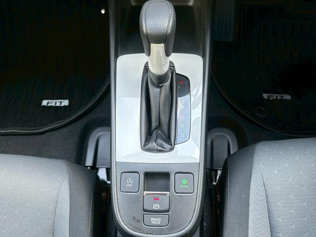 フィット ベーシック　ＡＣＣフルセグナビＥＴＣハロゲンヘッドＲカメラナビ連動前後ドラレコサイドカーテンエアバッグ電制ＰオートブレーキホールドＢＴミュージックラックＣＤＤＶＤ再生ＵＳＢスマキー（15枚目）