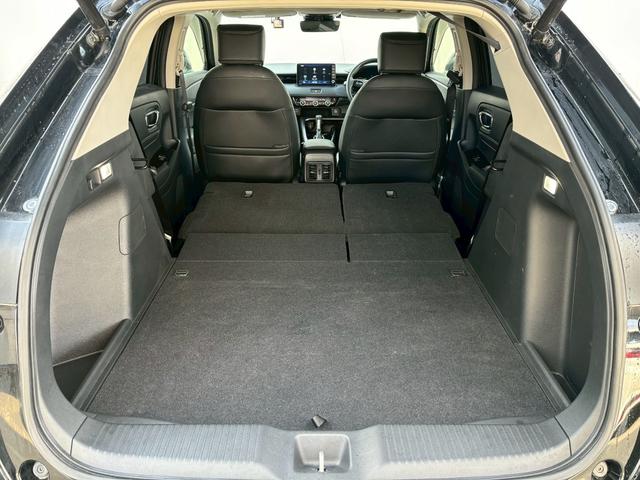 ヴェゼル ｅ：ＨＥＶＺ　ＨｏｎｄａＣＯＮＮＥＣＴナビＡＣＣ前後ドラレコＲカメラＬＥＤヘッドフォグＥＴＣブラインドスポットインフォメーション運転席助手席シートヒーターパワーテールゲートＢＴフルセグＵＳＢ純正アルミＰセンサー（11枚目）