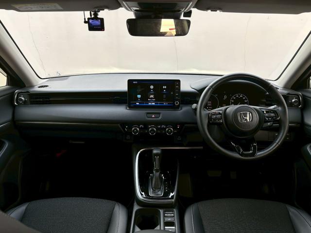 ヴェゼル ｅ：ＨＥＶＺ　ＨｏｎｄａＣＯＮＮＥＣＴナビＡＣＣ前後ドラレコＲカメラＬＥＤヘッドフォグＥＴＣブラインドスポットインフォメーション運転席助手席シートヒーターパワーテールゲートＢＴフルセグＵＳＢ純正アルミＰセンサー（14枚目）