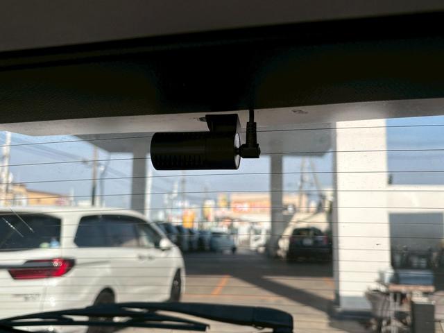 ヴェゼル ｅ：ＨＥＶＺ　ＨｏｎｄａＣＯＮＮＥＣＴナビＡＣＣ前後ドラレコＲカメラＬＥＤヘッドフォグＥＴＣブラインドスポットインフォメーション運転席助手席シートヒーターパワーテールゲートＢＴフルセグＵＳＢ純正アルミＰセンサー（25枚目）