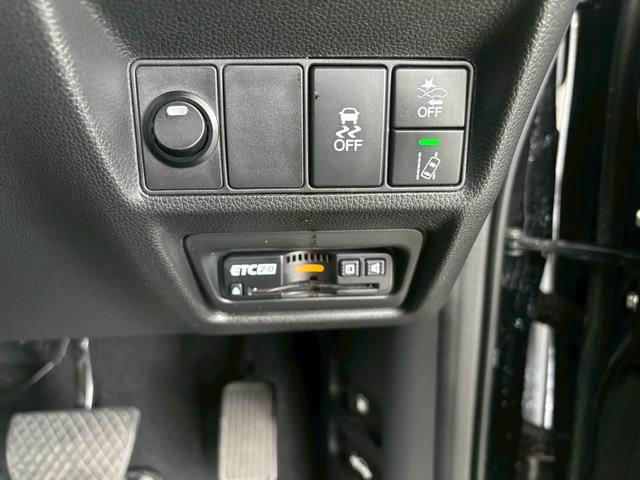 ステップワゴンスパーダ スパーダホンダセンシング ACCフルセグナビLEDヘッドフォグRカメラETCオートエアコンリアマニュアルクーラー両側パワスラBTミュージックラックCDDVD再生USBパドルシフト本革巻きシートバックテーブル純正アルミスマキー(21枚目)