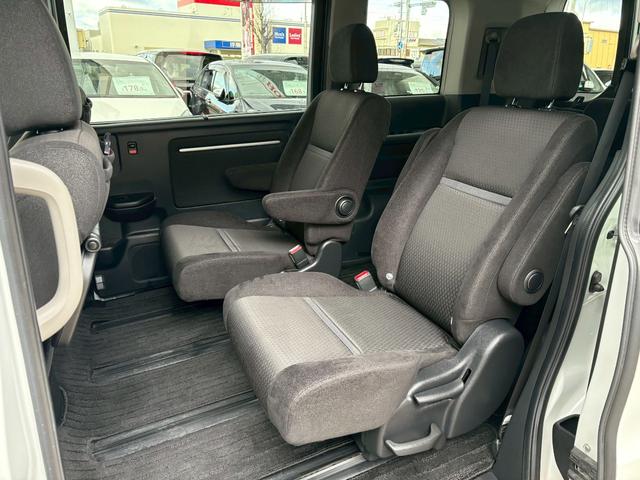 ステップワゴンスパーダ スパーダハイブリッドＧホンダセンシング　ＡＣＣフルセグナビＬＥＤヘッドフォグＲカメラＲモニター両側パワスラＥＴＣ前後ドラレコ電制Ｐオートブレーキホールド純正アルミ本革巻きステアリングＵＳＢジャックＢＴミュージックラックＣＤＤＶＤ再生スマキー（9枚目）