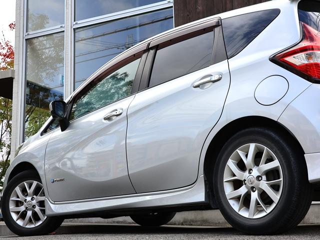 ノート e-パワー メダリスト エマージェンシーブレーキ 禁煙車 純正SDナビ/フルセグ/BR アラウンドビュー バック/サイド/フロントカメラ ドラレコ LEDオートライト デジタルインナーミラー インテリキー 純正15AW(9枚目)