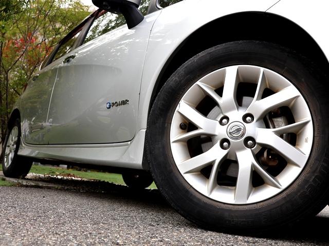 ノート e-パワー メダリスト エマージェンシーブレーキ 禁煙車 純正SDナビ/フルセグ/BR アラウンドビュー バック/サイド/フロントカメラ ドラレコ LEDオートライト デジタルインナーミラー インテリキー 純正15AW(69枚目)