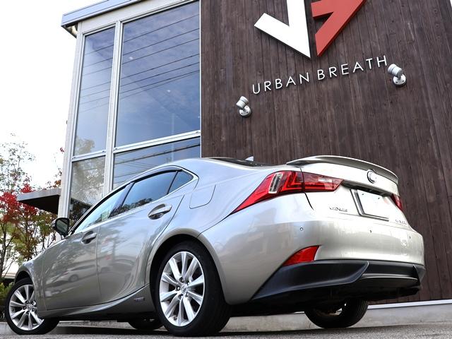 この車両は、「鑑定書」付きです。「鑑定書」というのは、当社が全国中古車連盟の鑑定士に車両の検査を依頼し、その車両を厳正に鑑定員が検査したうえで、その結果を「鑑定書」というかたちで明記したものです