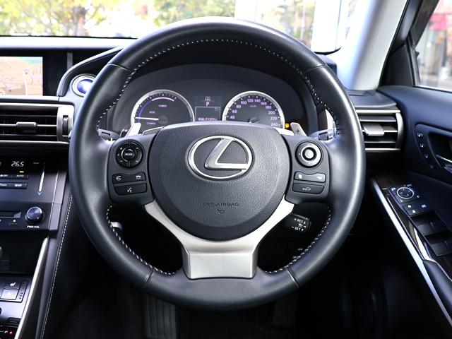 【革巻きステアリング】見た目もとても高級感がありカッコ良いですし、汗の吸湿性や保温性に優れております★握った感触も快適なので、手にフィットしやすく運転しやすいですね♪