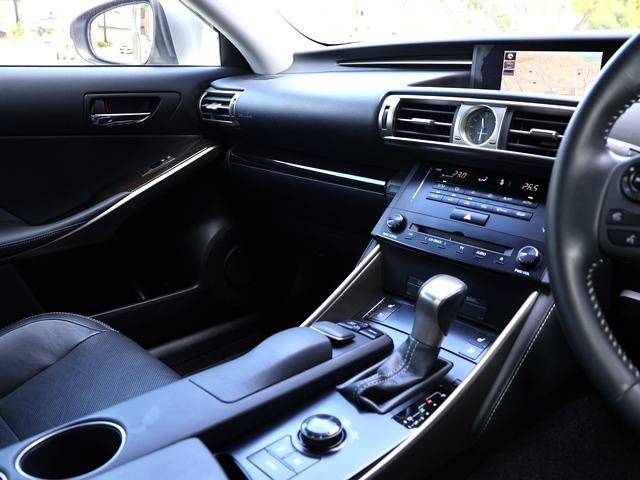 【インパネ周り】使い勝手のよさと広い空間の室内♪スタイリッシュなフォルムがかっこよくボタンの操作もしやすいです♪見晴らしも良いので視野が広く運転しやすくなっております♪