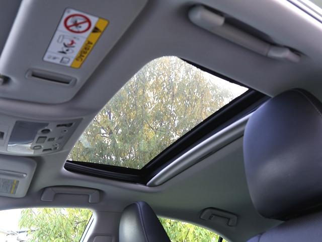 【サンルーフ】オープンカーとは違った開放感があります♪シェードを開くと室内に光が入り込み、圧迫感を軽減し開放感が味わえます★空気の入れ替えにも便利ですね♪