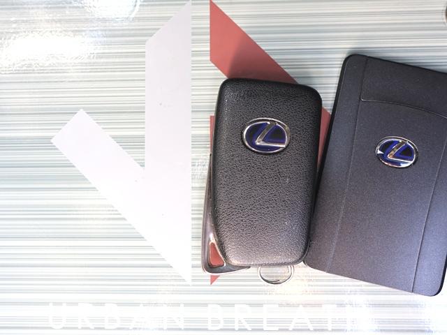 【スマートキー】車に近づく・触れるだけドア鍵の施錠・開錠が可能なスマートキー付き！エンジンスタートの際に鍵を身に付けているだけで、あとはワンプッシュでエンジン始動することができ、とても便利です♪