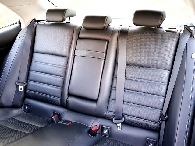 【革シート】室内の雰囲気をより一層ラグジュアリーなものにしてくれていますね★乗り心地もいいので快適なドライブが楽しめます♪革シートなので、水や汚れにも強いのが嬉しいですね♪